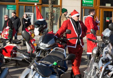 Noel Baba geçit Cracow Main Market Square çevresinde motosiklet. Polonya