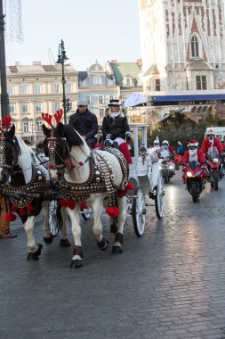 Noel Baba geçit Cracow Main Market Square çevresinde motosiklet. Polonya