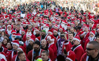 Noel Baba geçit Cracow Main Market Square çevresinde motosiklet. Polonya