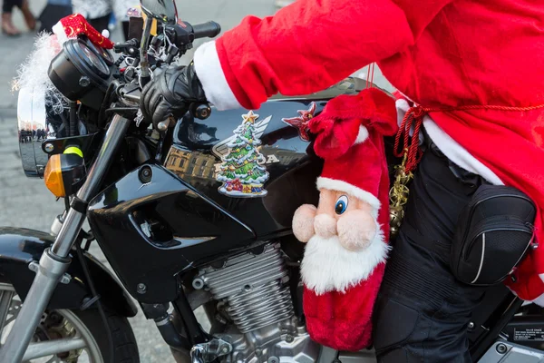 O desfile de Papai Noel em motocicletas em torno da praça principal do mercado em Cracóvia. Polónia — Fotografia de Stock