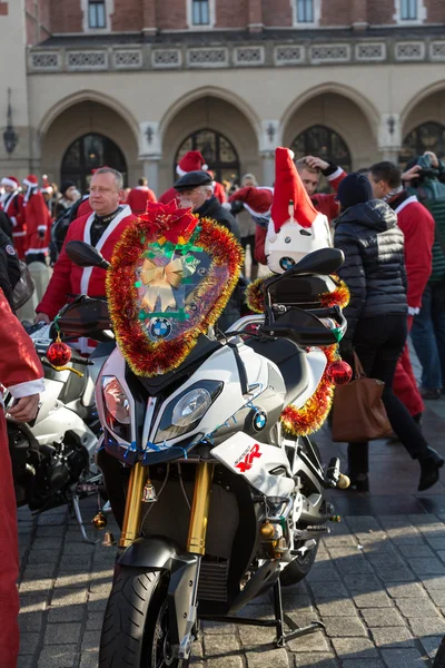 El desfile de Santa Claus en motocicletas alrededor de la Plaza del Mercado Principal en Cracovia. Polonia —  Fotos de Stock