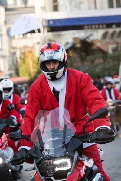 Paraati Santa Clauses moottoripyörien ympäri Main Market Square Krakovassa. Puola — kuvapankkivalokuva