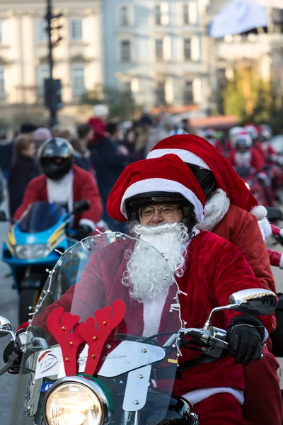 Noel Baba geçit Cracow Main Market Square çevresinde motosiklet. Polonya — Stok fotoğraf