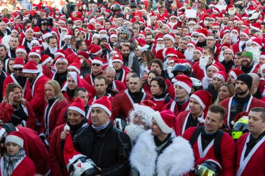 Noel Baba geçit Cracow Main Market Square çevresinde motosiklet. Polonya