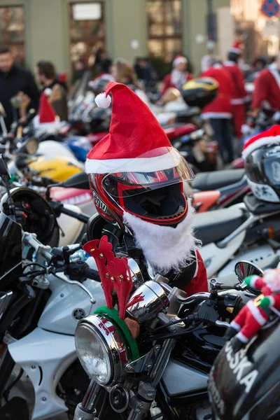 El desfile de Santa Claus en motocicletas alrededor de la Plaza del Mercado Principal en Cracovia. Polonia —  Fotos de Stock