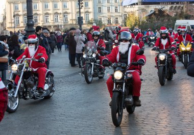 Noel Baba geçit Cracow Main Market Square çevresinde motosiklet. Polonya