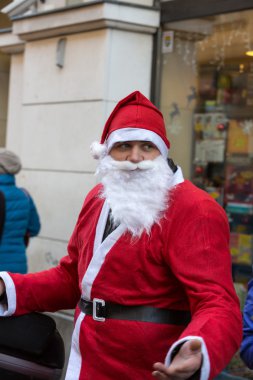 Noel Baba geçit Cracow Main Market Square çevresinde motosiklet. Polonya