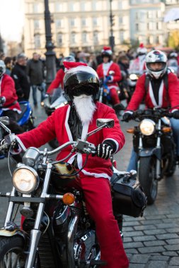 Noel Baba geçit Cracow Main Market Square çevresinde motosiklet. Polonya
