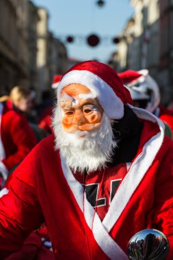 Noel Baba geçit Cracow Main Market Square çevresinde motosiklet. Polonya