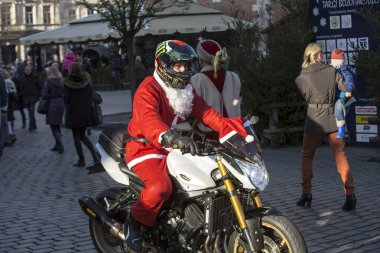 Noel Baba geçit Cracow Main Market Square çevresinde motosiklet. Polonya