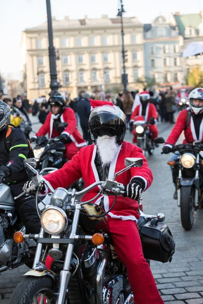 El desfile de Santa Claus en motocicletas alrededor de la Plaza del Mercado Principal en Cracovia. Polonia —  Fotos de Stock