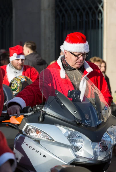 The parade of Santa Clauses on motorcycles around the Main Market Square in Cracow. Poland — Stock Photo, Image