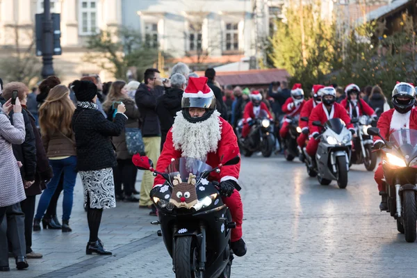 El desfile de Santa Claus en motocicletas alrededor de la Plaza del Mercado Principal en Cracovia. Polonia —  Fotos de Stock