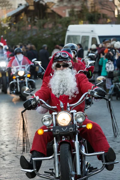 The parade of Santa Clauses on motorcycles around the Main Market Square in Cracow. Poland — Stock Photo, Image