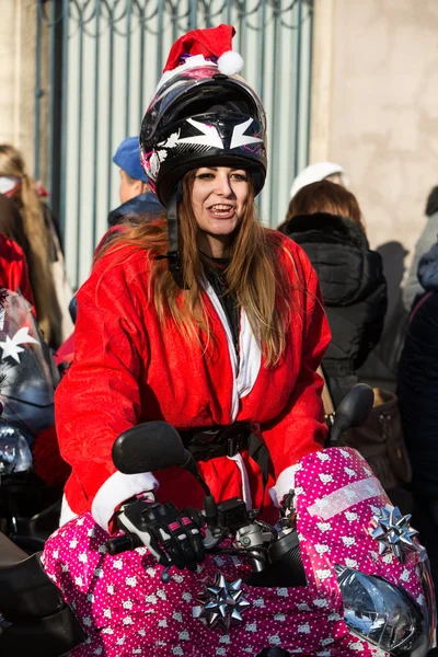 El desfile de Santa Claus en motocicletas alrededor de la Plaza del Mercado Principal en Cracovia. Polonia —  Fotos de Stock