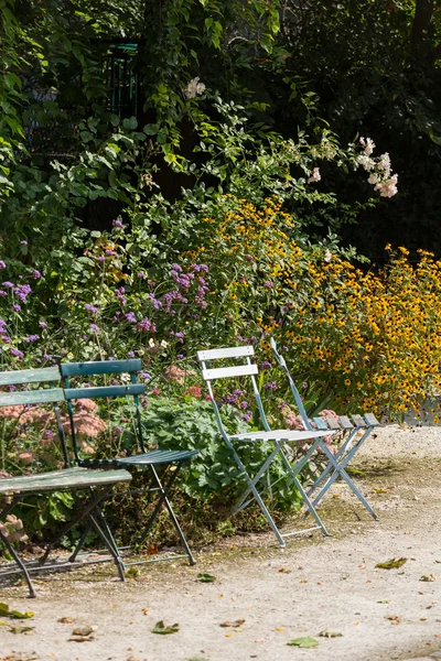 Paříž - zahrady pro Auguste Renoir obklopují muzeum Montmartre — Stock fotografie