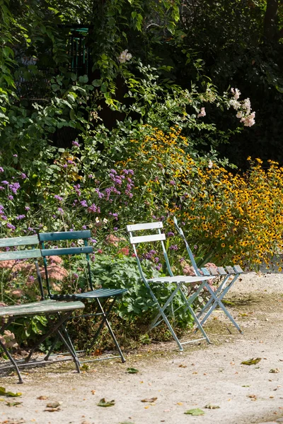 Paris - jardins dedicados a Auguste Renoir cercam o Museu de Montmartre — Fotografia de Stock