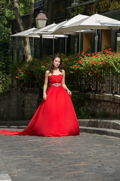Parijs - de vrouw in de rode jurk op de straat in Montmartre — Stockfoto