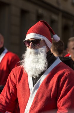 Noel Baba geçit Cracow Main Market Square çevresinde motosiklet. Polonya