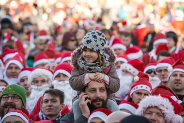 Noel Baba geçit Cracow Main Market Square çevresinde motosiklet. Polonya