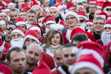 Noel Baba geçit Cracow Main Market Square çevresinde motosiklet. Polonya
