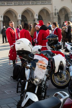 Noel Baba geçit Cracow Main Market Square çevresinde motosiklet. Polonya