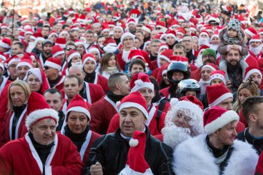 Noel Baba geçit Cracow Main Market Square çevresinde motosiklet. Polonya