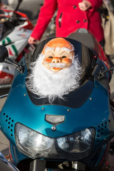 O desfile de Papai Noel em motocicletas em torno da praça principal do mercado em Cracóvia. Polónia — Fotografia de Stock