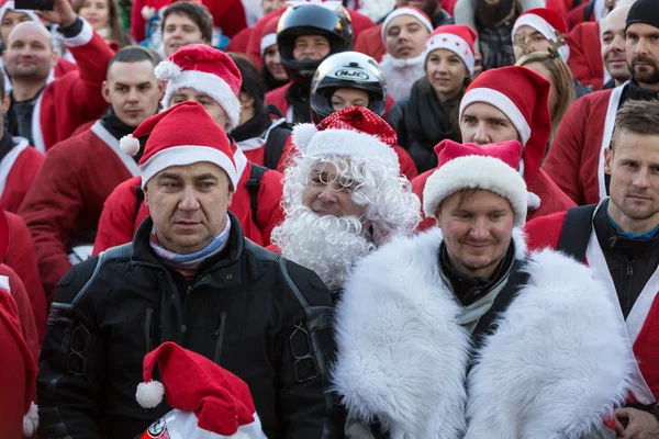 El desfile de Santa Claus en motocicletas alrededor de la Plaza del Mercado Principal en Cracovia. Polonia —  Fotos de Stock