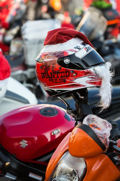 El desfile de Santa Claus en motocicletas alrededor de la Plaza del Mercado Principal en Cracovia. Polonia —  Fotos de Stock