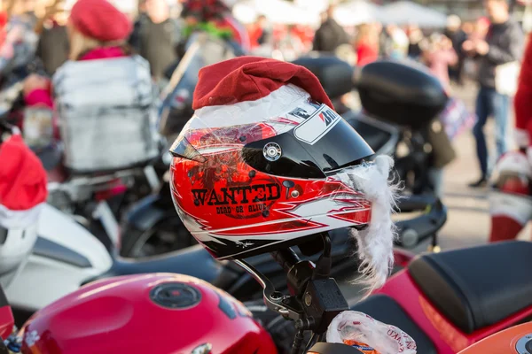 El desfile de Santa Claus en motocicletas alrededor de la Plaza del Mercado Principal en Cracovia. Polonia —  Fotos de Stock