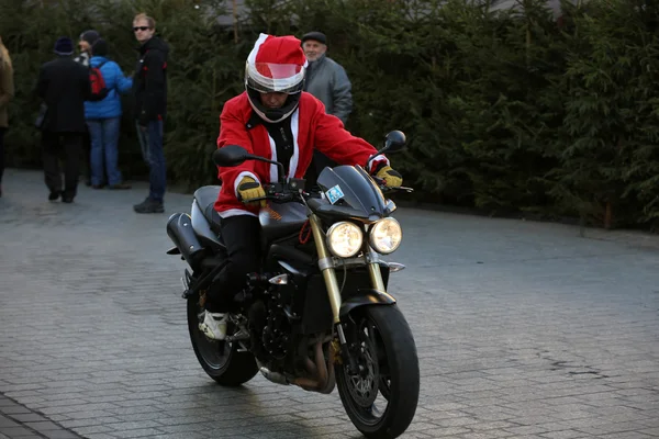 De parade van kerstmannen op motorfietsen rond het grote marktplein in Krakau. Polen — Stockfoto