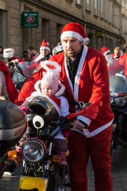 Noel Baba geçit Cracow Main Market Square çevresinde motosiklet. Polonya