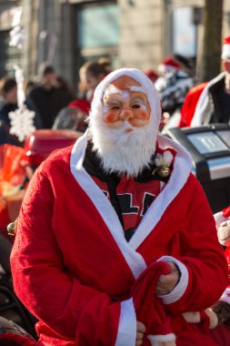 Noel Baba geçit Cracow Main Market Square çevresinde motosiklet. Polonya