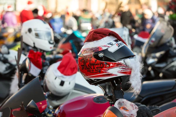 Parada Mikołajów na motocyklach wokół rynku głównego w Krakowie. Polska — Zdjęcie stockowe