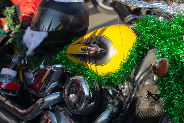 El desfile de Santa Claus en motocicletas alrededor de la Plaza del Mercado Principal en Cracovia. Polonia —  Fotos de Stock