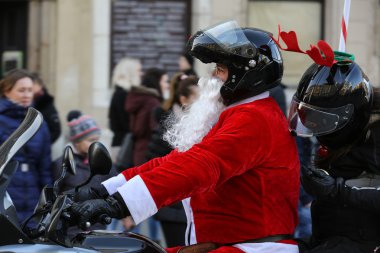 Noel Baba geçit Cracow Main Market Square çevresinde motosiklet. Polonya