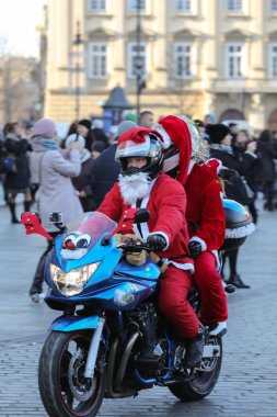 Noel Baba geçit Cracow Main Market Square çevresinde motosiklet. Polonya