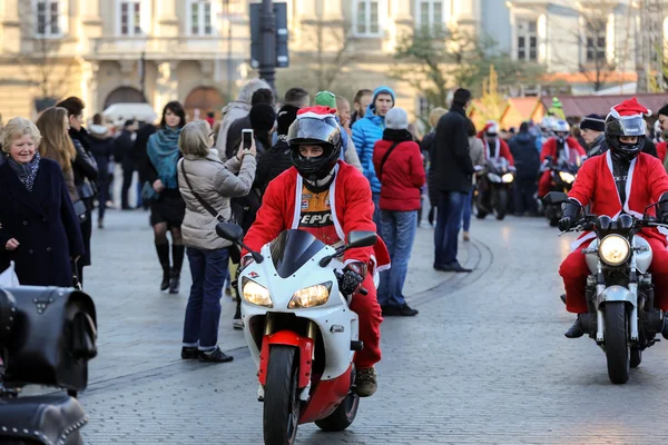 El desfile de Santa Claus en motocicletas alrededor de la Plaza del Mercado Principal en Cracovia. Polonia —  Fotos de Stock