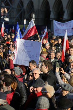 Cracow, Main Square - demokrasi hukuk hükümet Pis Polonya üzerinden break karşı savunma koruma Komitesi gösteri.