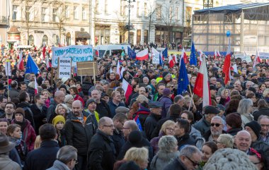 Cracow, Main Square - demokrasi hukuk hükümet Pis Polonya üzerinden break karşı savunma koruma Komitesi gösteri.