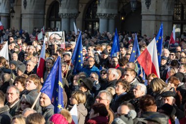 Cracow, Main Square - demokrasi hukuk hükümet Pis Polonya üzerinden break karşı savunma koruma Komitesi gösteri.