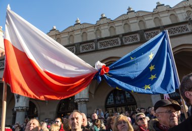 Cracow, Main Square - demokrasi hukuk hükümet Pis Polonya üzerinden break karşı savunma koruma Komitesi gösteri.