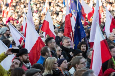 Cracow, Main Square - demokrasi hukuk hükümet Pis Polonya üzerinden break karşı savunma koruma Komitesi gösteri.