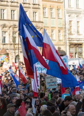 Cracow, Main Square - demokrasi hukuk hükümet Pis Polonya üzerinden break karşı savunma koruma Komitesi gösteri.