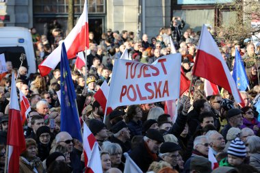 Cracow, Main Square - demokrasi hukuk hükümet Pis Polonya üzerinden break karşı savunma koruma Komitesi gösteri.