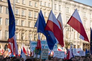 Cracow, Main Square - demokrasi hukuk hükümet Pis Polonya üzerinden break karşı savunma koruma Komitesi gösteri.