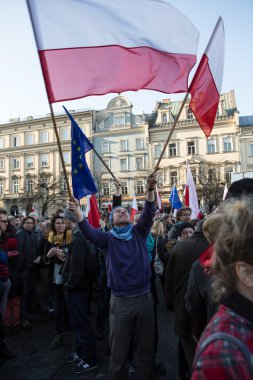 Cracow, Main Square - demokrasi hukuk hükümet Pis Polonya üzerinden break karşı savunma koruma Komitesi gösteri.