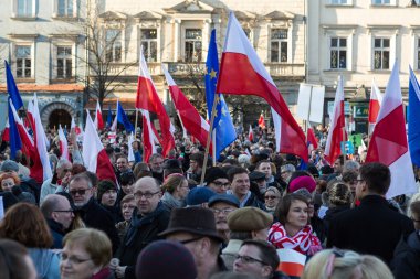 Cracow, Main Square - demokrasi hukuk hükümet Pis Polonya üzerinden break karşı savunma koruma Komitesi gösteri.