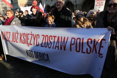 Cracow, Main Square - demokrasi hukuk hükümet Pis Polonya üzerinden break karşı savunma koruma Komitesi gösteri.